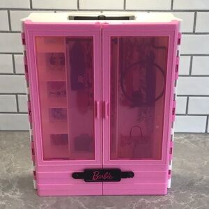 Mattel Barbie Fashionistas Ultimate Closet Portable Fashion Pink Toy Case